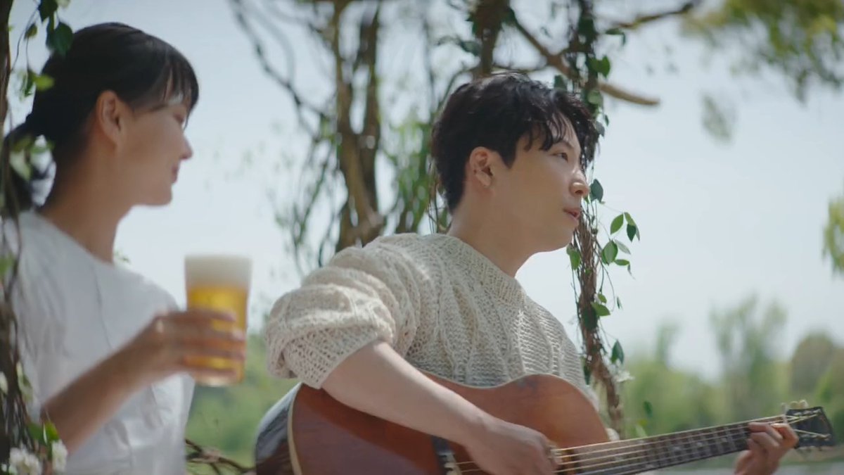 星野源が、キリンビール「淡麗グリーンラベル」の新TVCM「GREEN JUKEBOX(居)篇」に出演! 心地良い緑豊かな空間の中、ギターを弾きながら歌う星野さん。 このCMのためにアレンジした弾き語りの「不思議」をお聴き逃しなく。 #New淡麗グリーンラベル