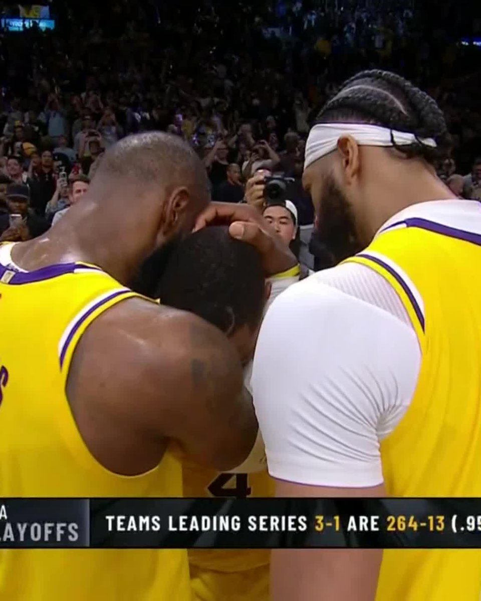 The Lakers showed love to Lonnie Walker after his big time fourth quarter 💜💛