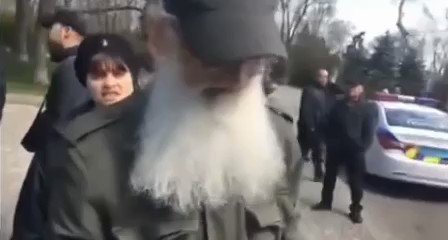 Одеса, часи, коли ще там ватні недобитки вилазили на шабаші. Один любитель водкі вирішив погеройствувати, але передумав після перконливих аргументів від Олександра Станкова «Перуна». Свободівець Станков загинув на Бахмутському напрямку в середині квітня.