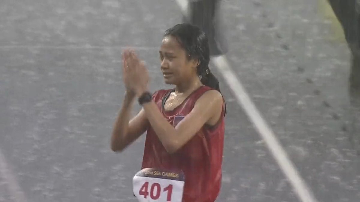This is what sport is about! Although she finished almost six minutes behind the winner in the women's 5,000m race at the SEA Games, 🇰🇭 Cambodia's Bou Samnang refused to give in despite the pain and the pouring rain - much to the delight of the home supporters. #SEAGames32