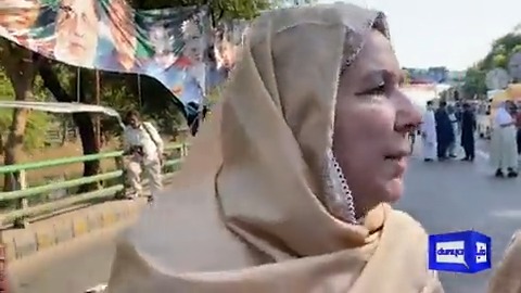 ’’عمران خان کو اغوا کیا ہے۔۔عمران خان غریبوں اور مسکینوں کی جنگ لڑرہے ہیں یہ پاکستان کے ساتھ ظلم ہے، سب احتجاج کیلئے نکلیں‘‘ عمران خان کی بہنیں بھی احتجاج میں پہنچ گئیں #DunyaNews #ImranKhan #Arrest