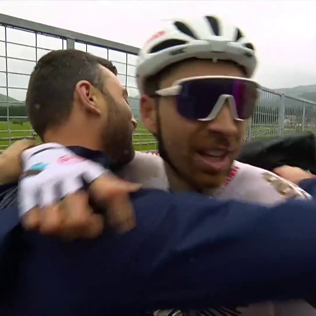 MAGNIFIQUE AURÉLIEN PARET-PEINTRE ! Le Français (AG2R Citroën) remporte la 4e étape du #Giro devant Leknessund, qui s'empare du maillot rose ! 🙌 #LesRP