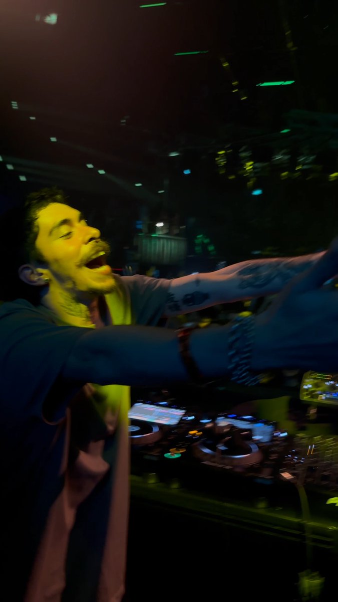 Check out the mind-blowing vibe created by Mochakk at Hï Ibiza! 🔥 He just released the best-selling Afro House track of the year, the "Banho de Folhas" Remix by Maz, during his B2B set with Black Coffee. 🔗
