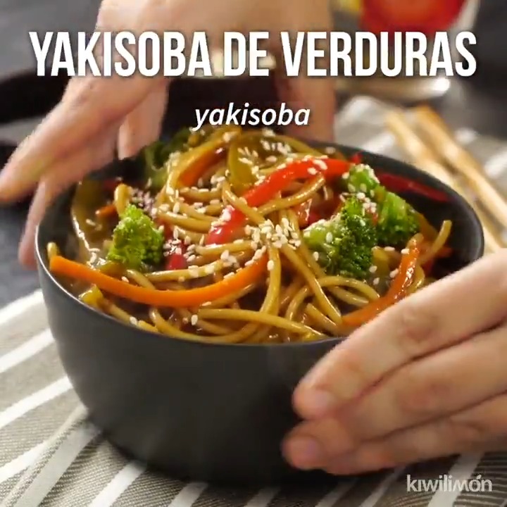 Si eres amante de la comida asiática, tienes que cocinar este yakisoba de verduras, es muy práctico Receta 👉