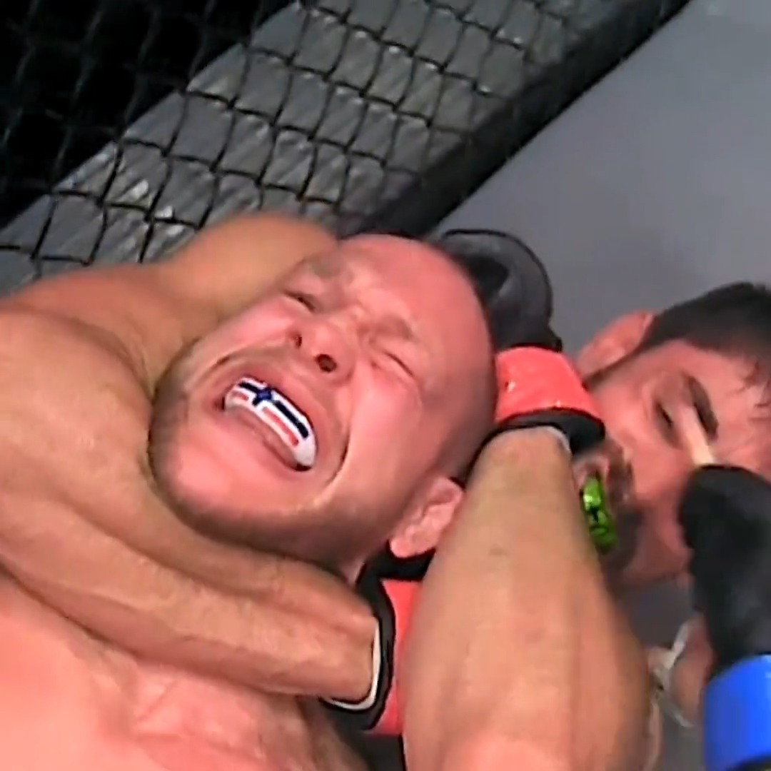 𝗪𝗔𝗧𝗖𝗛 𝗬𝗢𝗨𝗥 𝗡𝗘𝗖𝗞 .Cara de Sapato is dangerous at all times in the SmartCage 🐍 #PFLRegularSeason