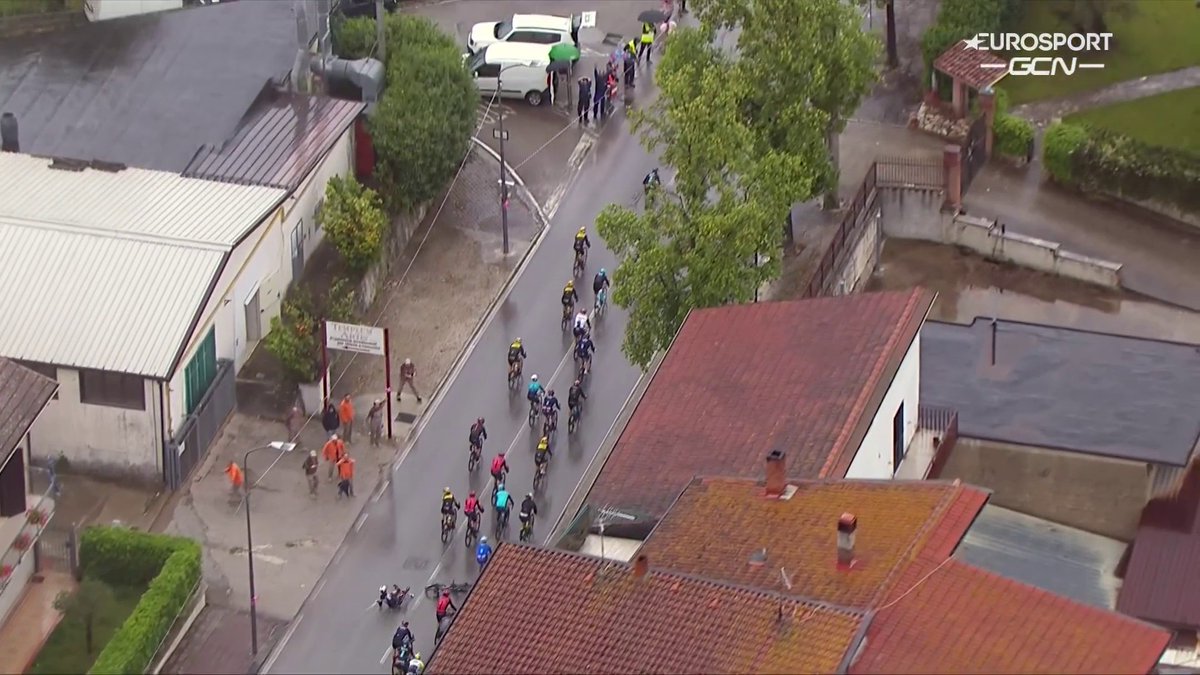🚴‍♂️🇮🇹 | Oh nee, een hond op de weg. En Remco Evenepoel is een van de grootste slachtoffers!. Hij zit weer op de fiets, maar hoe groot is de schade bij de topfavoriet? 😱😱 📺 Koers kijk je op discovery+