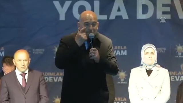 Süleyman #Soylu: Cumhurbaşkanımız beni çağırdı. 'Süleyman, ben bu Güneydoğu'daki HDP'nin, PKK'nın belediyelerinden rahatsızım. Bunları derhal görevden alacaksın' dedi Benim istediğim bir göz, Tayyip Erdoğan verdi iki göz. İki gün geçti, hepsini görevden aldık