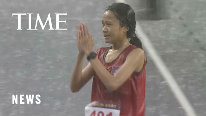 Cambodian runner Bou Samnang finished her race in the rain at the Southeast Asian Games, becoming a global inspiration