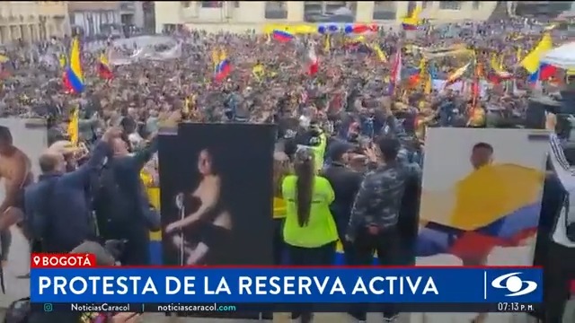 Exintegrantes de la fuerza pública protestaron en la Plaza de Bolívar de Bogotá, en respaldo a los uniformados activos y en contra del gobierno del presidente Gustavo Petro. Más en
