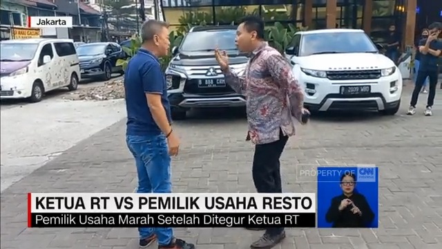 Ketua RT di Wilayah Penjaringan, Jakarta Utara cekcok dengan salah satu pemilik usaha resto. Ketua RT menganggap, sejumlah pemilik usaha di wilayah itu menyerobot bahu jalan dan menutup saluran air.