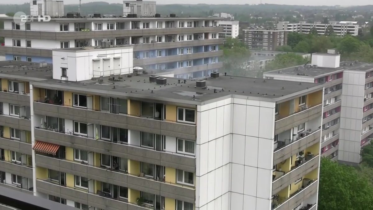 Ein Großeinsatz der Polizei in #Ratingen bei Düsseldorf heute Vormittag gab über Stunden Rätsel auf. Eine Explosion in einem Hochhaus, Einsatzkräfte von Polizei und Feuerwehr teils schwer verletzt. Ein 57-jähriger Mann konnte schließlich überwältigt werden.