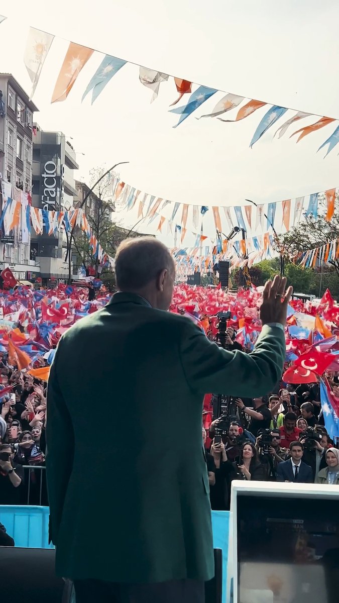 Ankara bugün güzel ilçeleriyle, Pursaklar’ıyla, Altındağ’ıyla, Mamak’ıyla, Sincan’ıyla bir başka coşkuluydu. Biz bu millete âşık olmayalım da ne yapalım? 🇹🇷