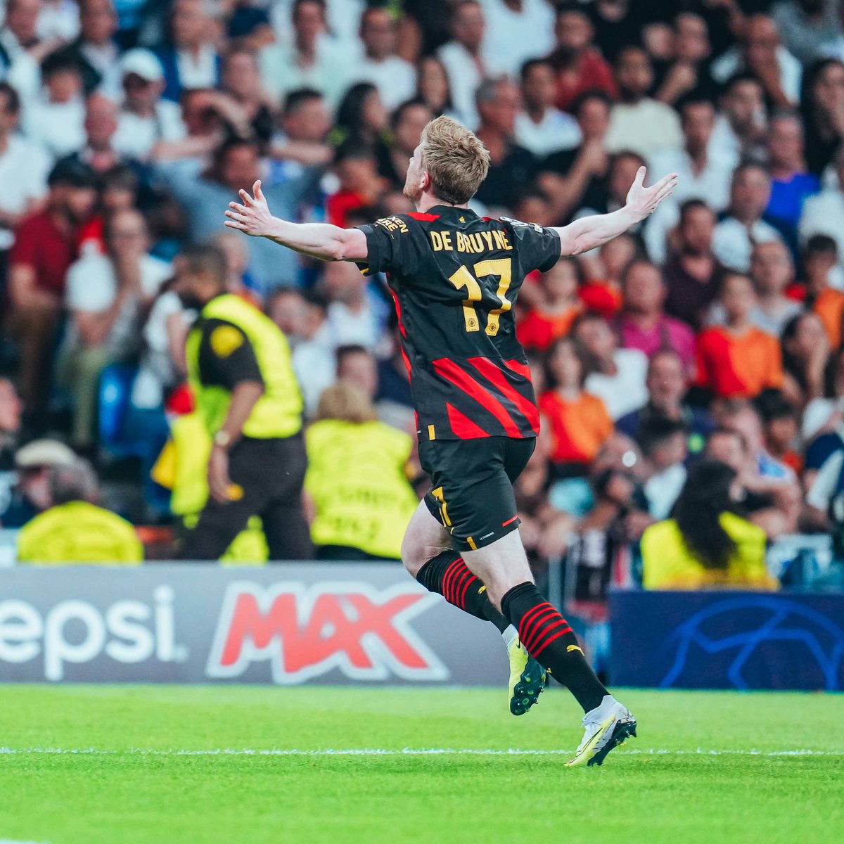 𝘖𝘩𝘩𝘩 𝘒𝘦𝘷𝘪𝘯 𝘋𝘦 𝘉𝘳𝘶𝘺𝘯𝘦 👑 A special angle of a special strike in Madrid! 🙌