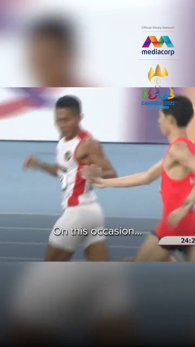 WATCH: In a heartwarming display of sportsmanship, Singapore runner Soh Rui Yong shares his drink with a competitor who had missed his cup at the water point during the men's 10,000m race at the SEA Games.