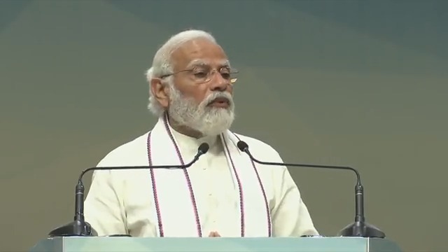गुजरात के हजारों गरीब परिवारों को आज पीएम आवास योजना के तहत अपना पक्का घर मिला है। इससे एक बार फिर यह साबित हुआ है कि लाभार्थियों तक पहुंचने के लिए हमारी सरकार में भ्रष्टाचार और भेदभाव की कोई जगह नहीं है।