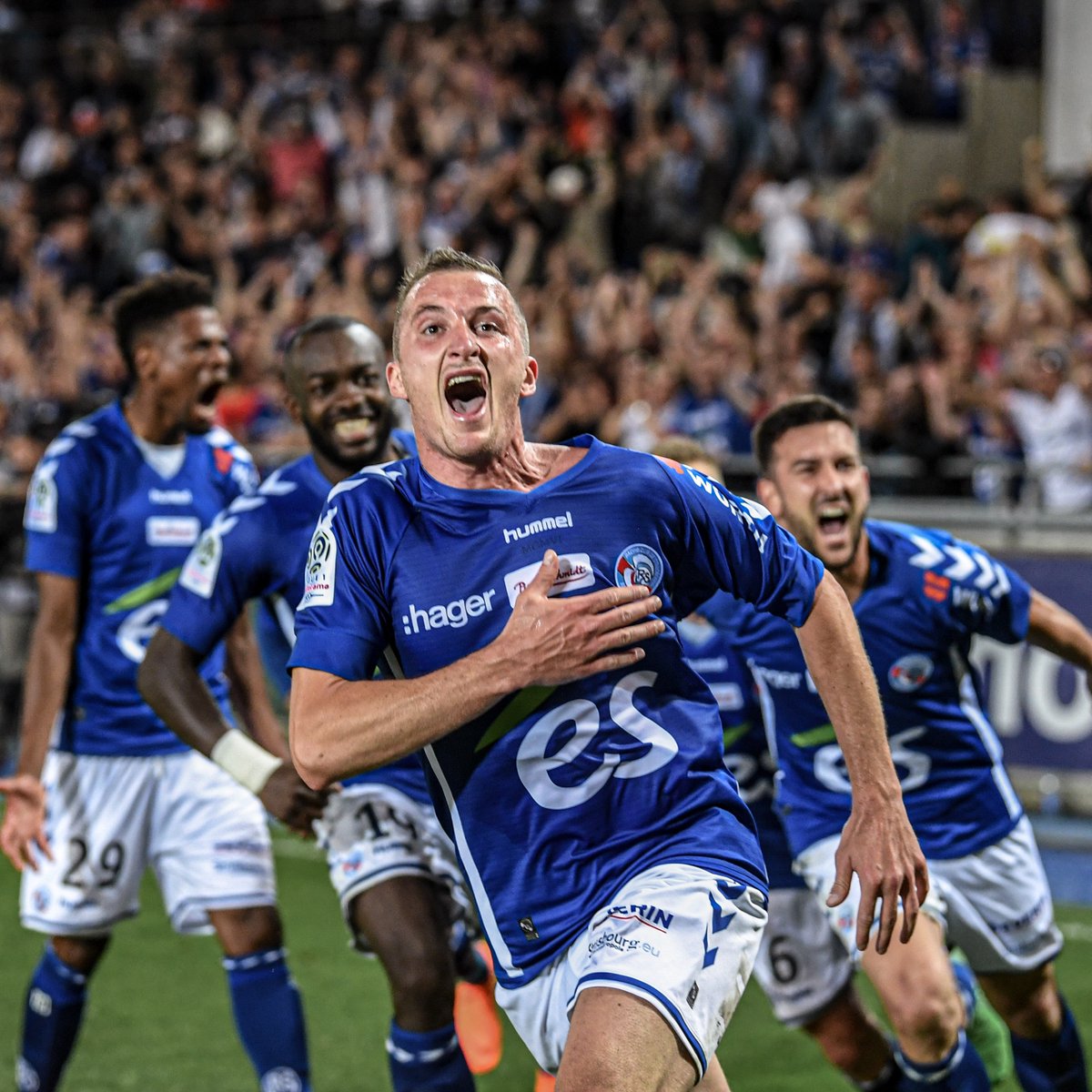 📆 #RacingStory I 12 mai 2018. 📺 Il y a 5 ans, jour pour jour, le Racing arrachait son maintien en Ligue1UberEats au terme d'un match renversant face à l'Olympique Lyonnais et dans une Meinau en ébullition ! 💙 Une belle source d'inspiration pour les 4 rendez-vous cruciaux à venir !