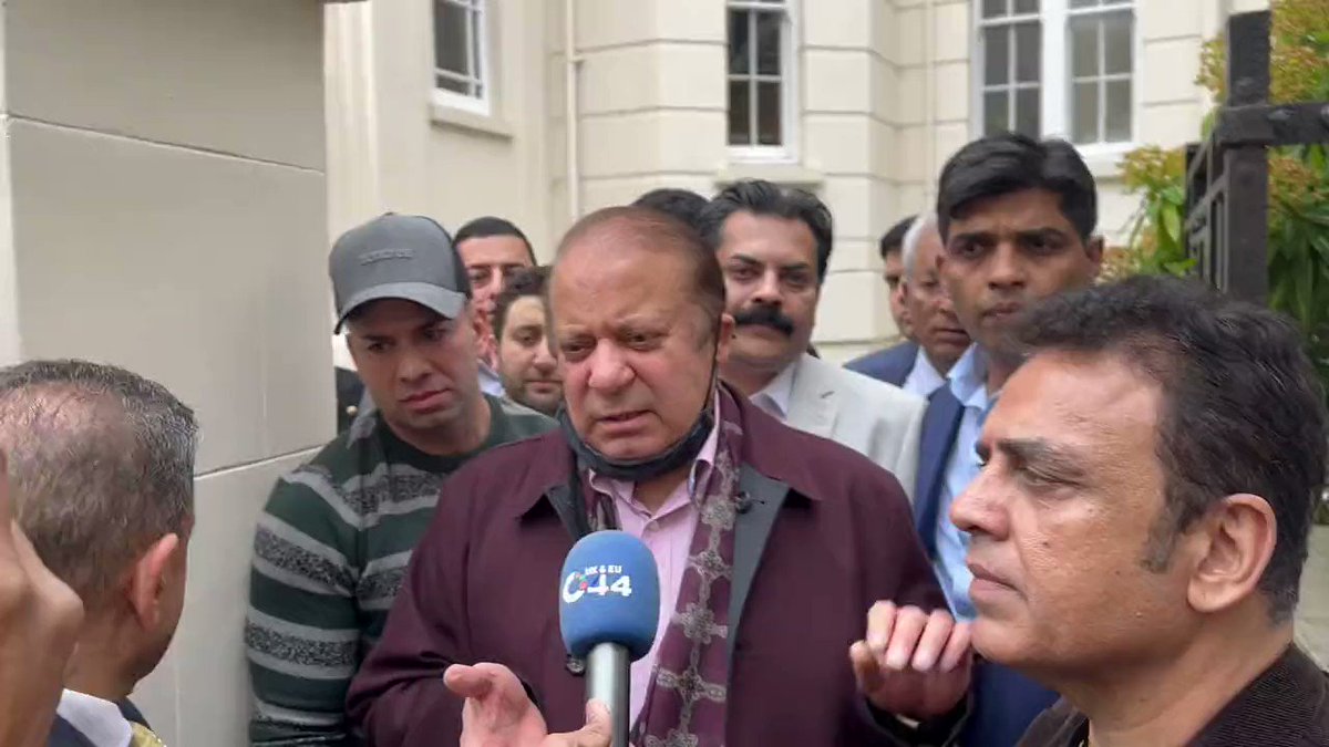 چیف جسٹس آف پاکستان کو کل یہ بھی کہنا چاہیے تھا کہ آپ قوم کا ساٹھ ارب روپیہ لوٹ کر آئیں ہیں تو آپ کو مل کر بڑی خوشی ہوئی۔ قائد مسلم لیگ ن میاں نواز شریف