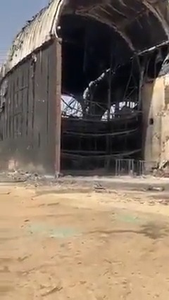 فيديو متداول لآثار الدمار الذي لحق بمطار الخرطوم، جراء الاشتباكات بين الجيش ومليشيا الدعم السريع المتمردة. #السودان