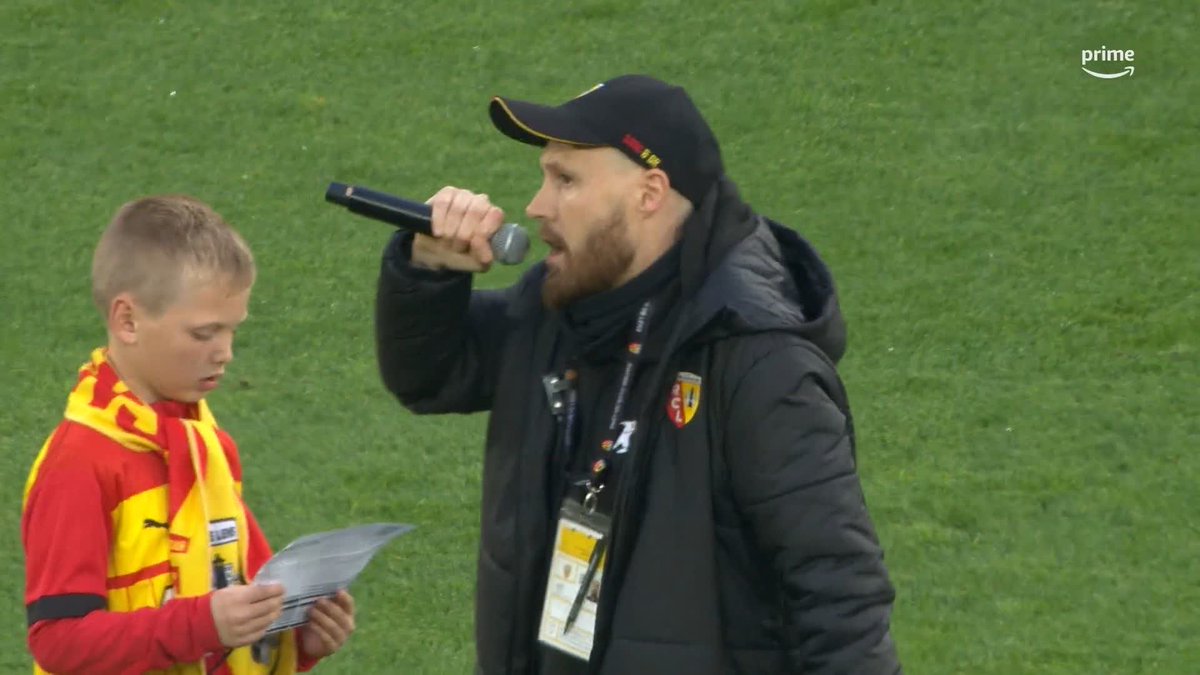 Le jeune supporter qui reproduisait le speaker de Bollaert sur les réseaux sociaux a été invité à faire la composition ce soir. 🥹❤️💛 Qu'on les aime ces moments 🥰 (Prime Video Sport France)