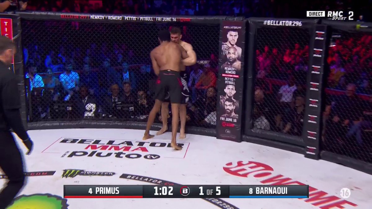 🔥 Cette fin de premier round de fou entre Barnoui et Primus !! Les deux combattants ne se laissent pas respirer. 🥵 Même le protège-dents de Mansour Barnoui n'en peut plus ! #BellatorParis #RMCMMA