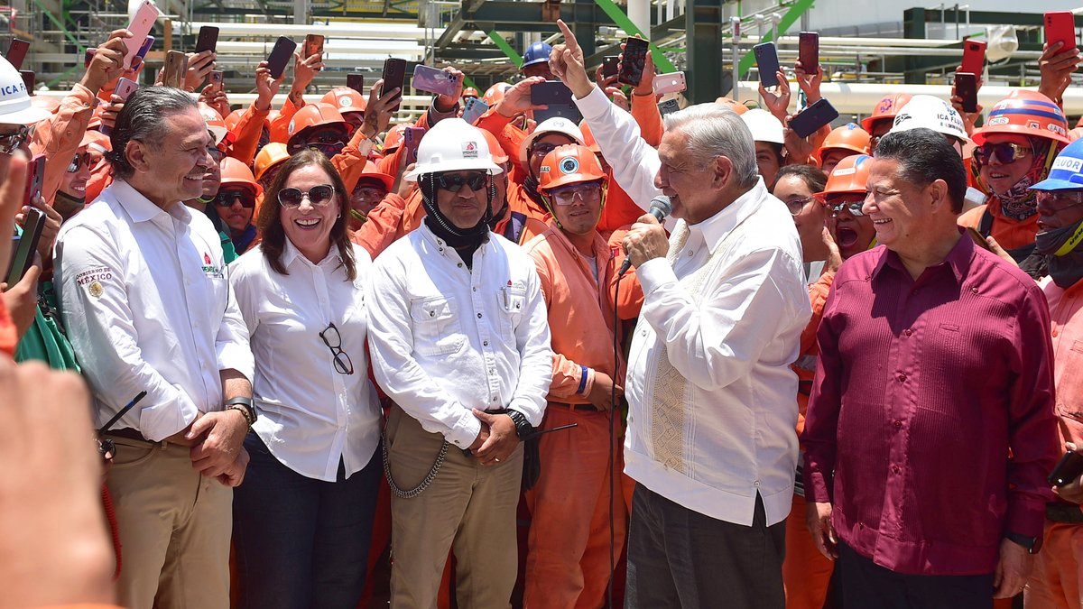 Estuvimos en la refinería de Tula, a la cual se le construye una planta coquizadora que procesará combustóleo para producir más gasolinas con menos contaminación. En total invertimos 60 mil millones de pesos. Participan en la obra 9 mil trabajadores.