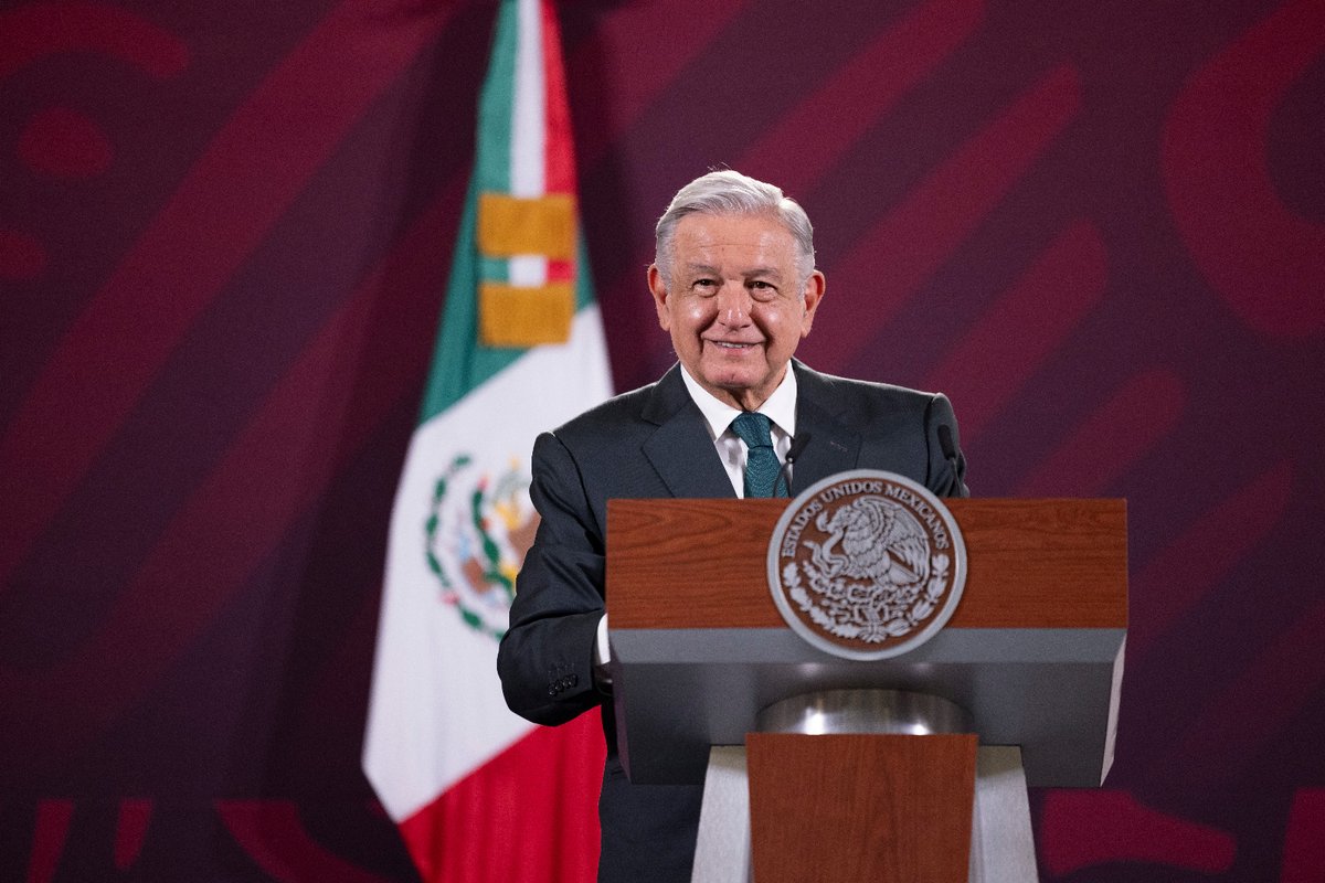 "Ahora que queremos federalizar todo el sistema de salud con el @IMSSBienestar, nos cuesta, porque hay gobernadores que no quieren. ¿Y por qué no quieren? Porque por ley les tenemos que transferir los fondos para la salud”: presidente Andrés Manuel.