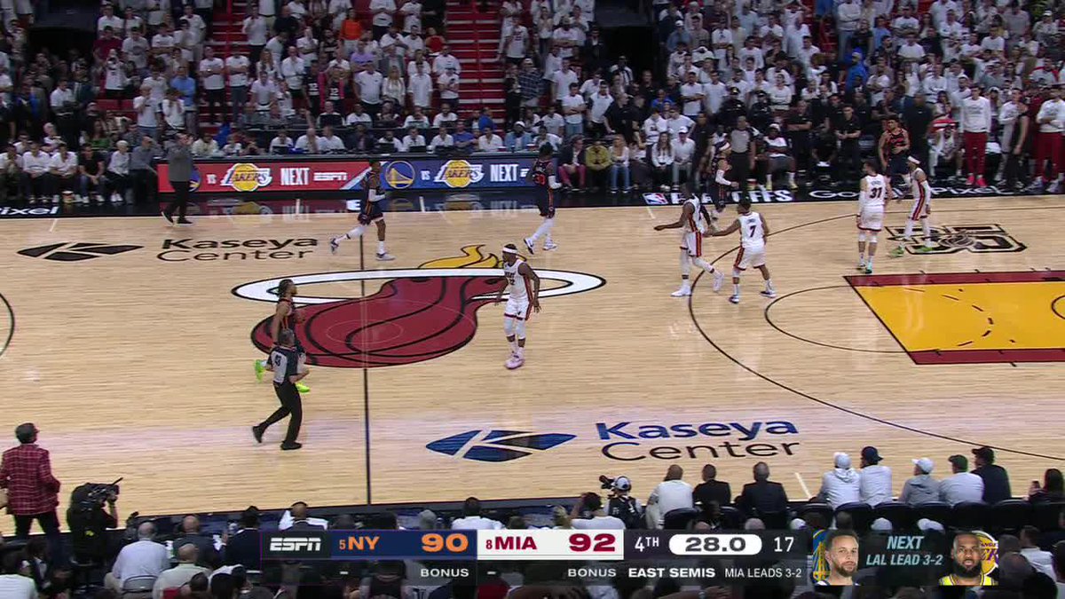 Jalen Brunson turns it over 😳