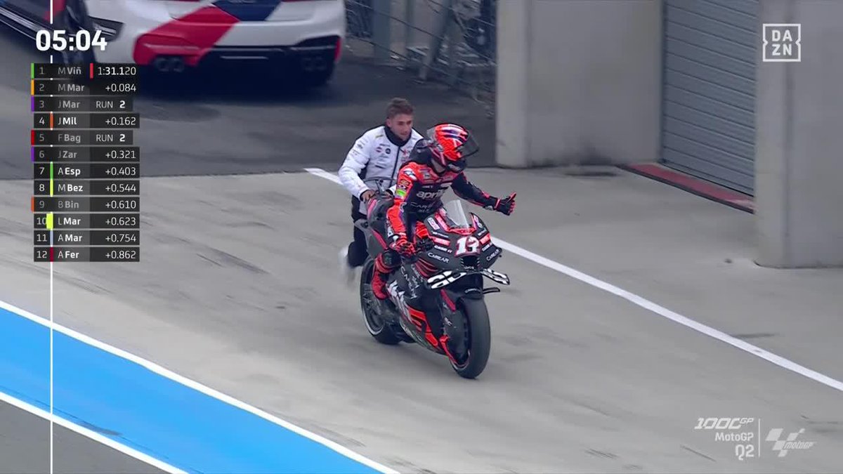 El MOMENTAZO en el que Maverick Viñales tiene problemas con su moto y llega Riccardo Rossi para ayudarle a volver al box ¡Esto también es motociclismo! 👏 #FrenchGP 🇫🇷 #MotoGP 🏁