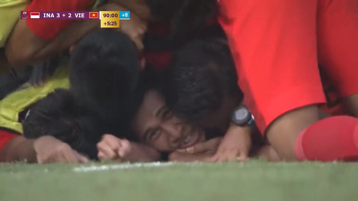 With a dramatic winner in the 6th minute of injury-time, ten-man 🇮🇩 Indonesia eliminated two-time defending champions 🇻🇳 Vietnam to reach the 🥇 gold medal match of the men's football tournament at the 32nd Southeast Asian Games! #SEAGames32