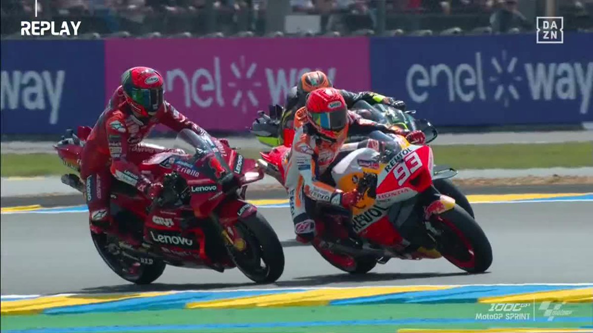 El adelantamiento de Marc Márquez a Pecco Bagnaia... Y el enfado del italiano 🧐 Levantó la mano en plena carrera para recriminar la acción del español #FrenchGP 🇫🇷 #MotoGP 🏁