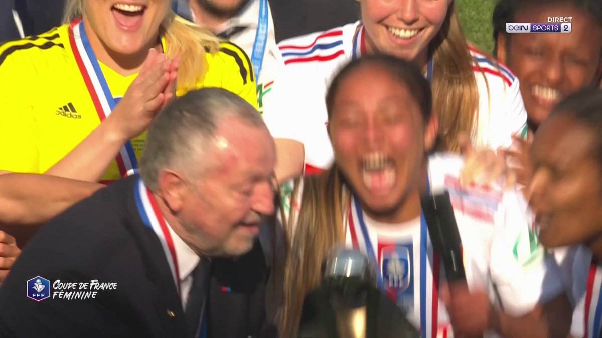 Ces images magnifiques, Jean-Michel Aulas soulève son tout dernier trophée avec l'Olympique Lyonnais, après la victoire en Coupe de France Féminine de l'OL ! 🥹❤️💙
