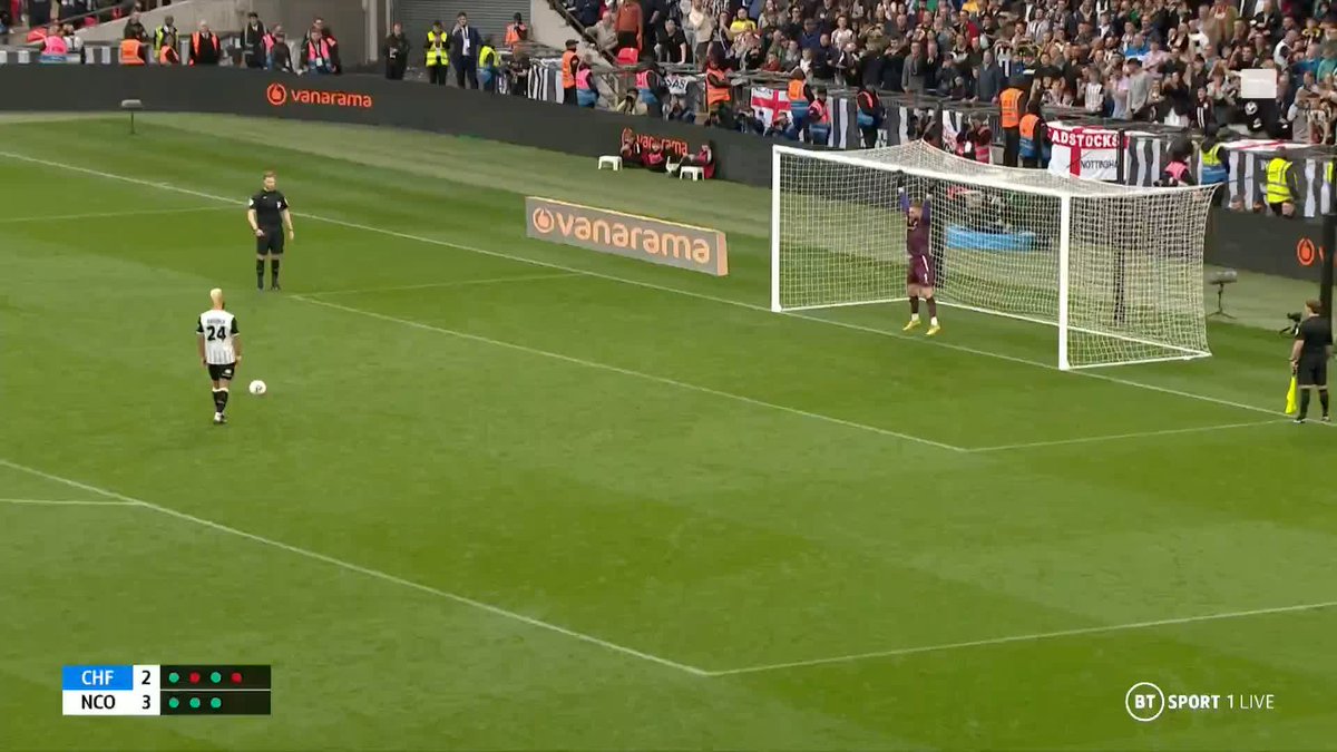 John Bostock misses the chance to clinch the play-off final shootout, hitting the bar with a Panenka! 🫣