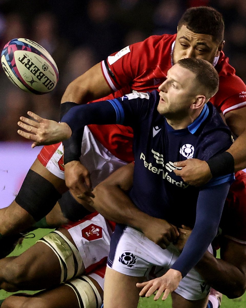 You can stop Finn Russell ✅ You can't stop a Finn Russell offload ❌ #GuinnessSixNations
