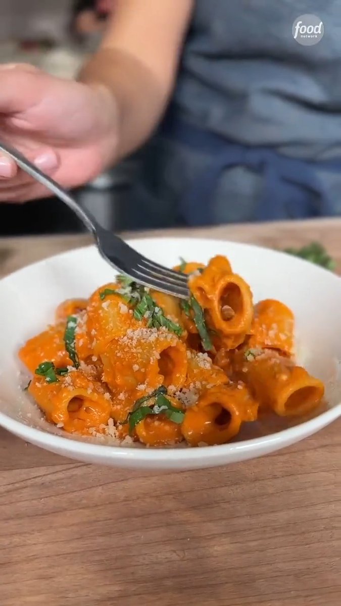 The WHOLE CAN of tomato paste goes into this vodka sauce pasta❗😋 Recipe developer Amanda Neal created this recipe so there's nothing leftover: 🥫 #CiaoHouse > Sunday @ 9|8c