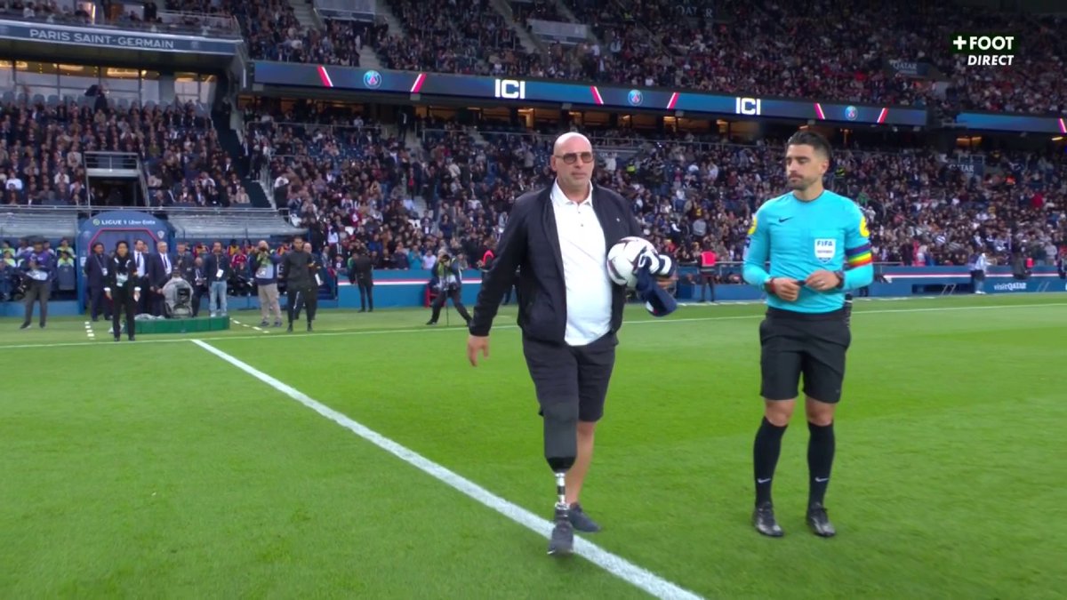 La belle image du soir : l'ovation du Parc des Princes pour Bruno Rodriguez, ancien joueur du PSG et d'Ajaccio, amputé de la jambe droite en mars 2022 👏 #PSGACA