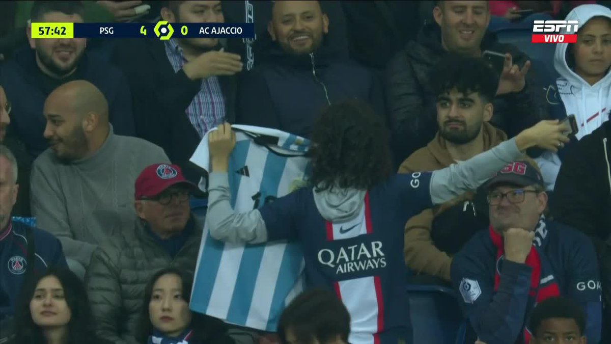 Un hincha del PSG, mostrándole la 10 de Argentina a la tribuna, tras los silbidos a Lionel. Ufff. 🇦🇷😳