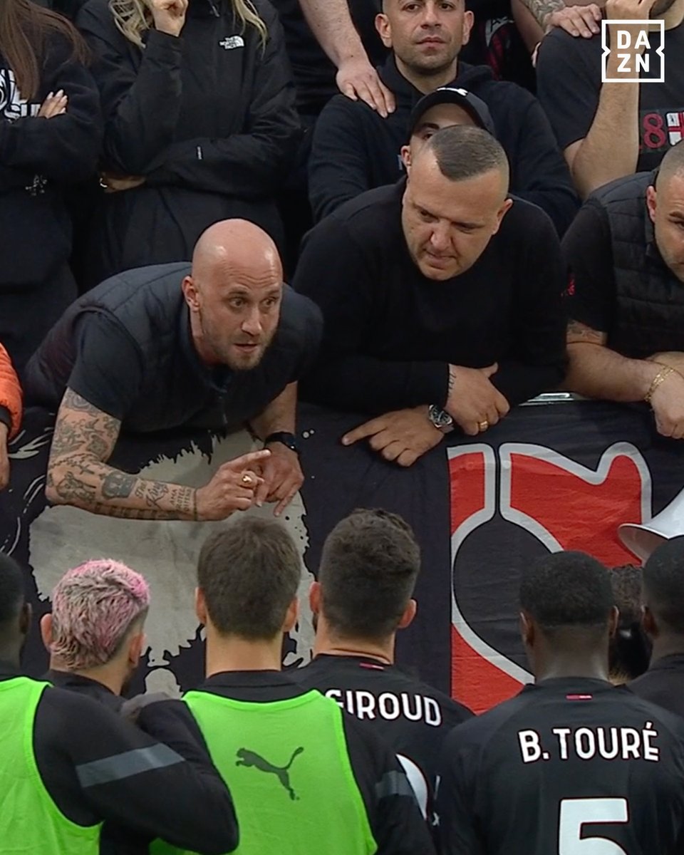 Momento difficile per il #Milan 🔴 Il colloquio sotto la curva con i tifosi si chiude fra gli applausi 👏 #SpeziaMilan #SerieATIM #DAZN