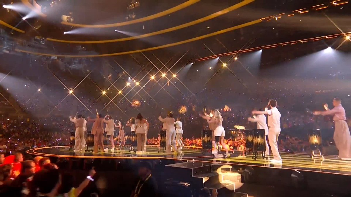The UK's entry from last year, Sam Ryder, gracing the Eurovision stage once more with another anthemic song 🎸 #Eurovision