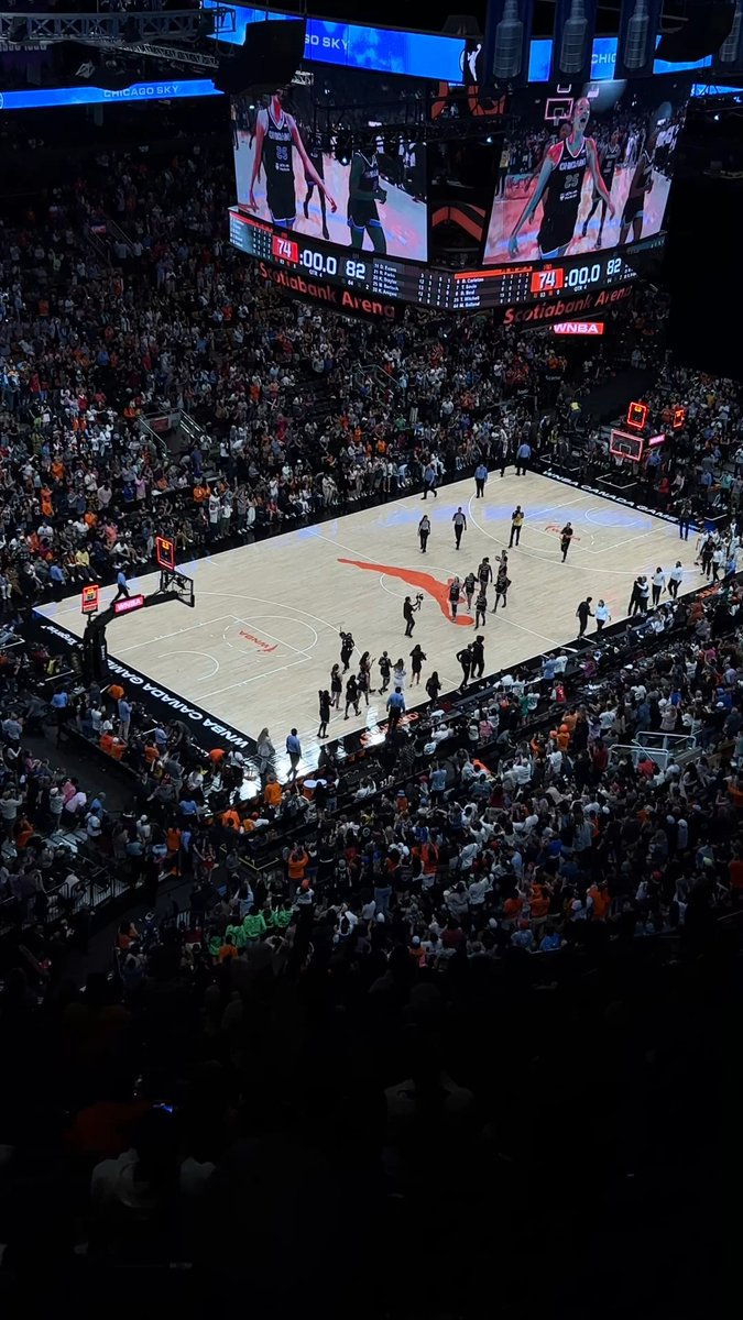 A standing ovation for the first WNBA game in Canada 🧡 #WNBACanadaGame Minnesota Lynx Chicago Sky