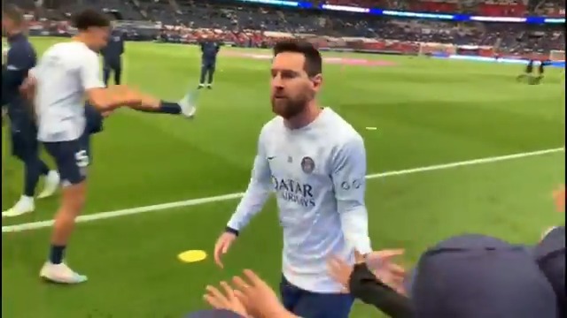 Los niños le enseñan a los grandes cómo tratar a Lionel Andrés Messi. 🙌♥️