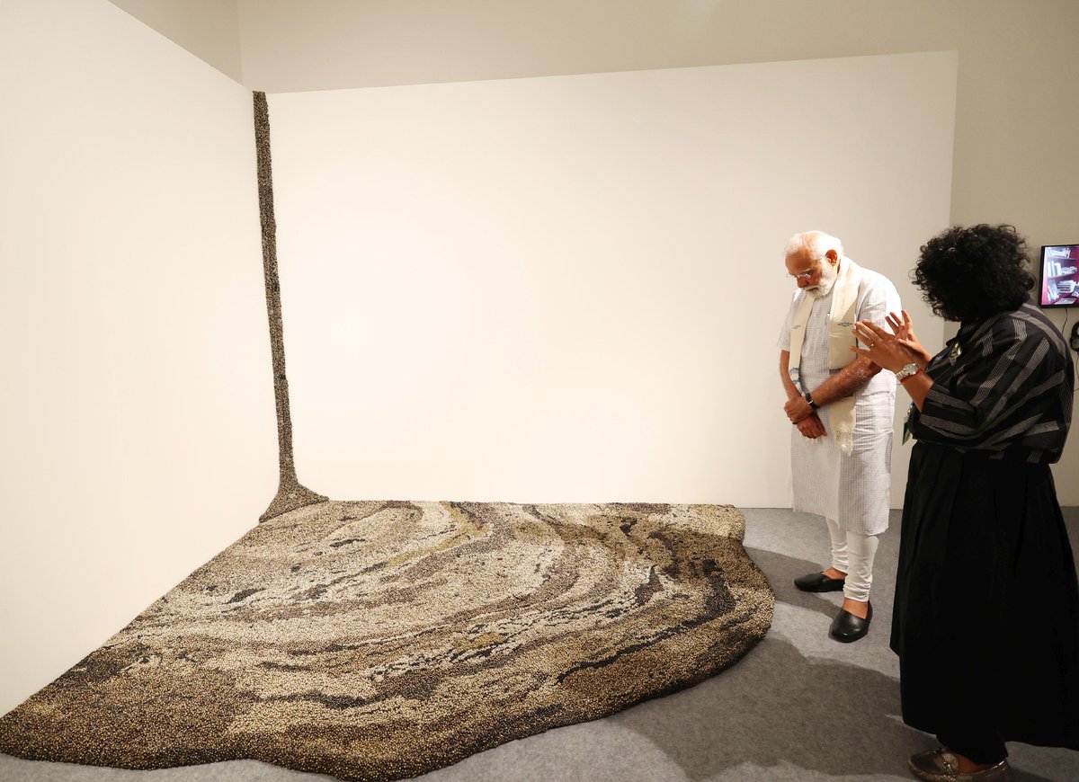PM Shri Narendra Modi visited '𝐉𝐚𝐧𝐚 𝐒𝐡𝐚𝐤𝐭𝐢 𝐀𝐫𝐭 𝐄𝐱𝐡𝐢𝐛𝐢𝐭𝐢𝐨𝐧' at National Gallery of Modern Art in Delhi today. The exhibition showcases wonderful works of art based on some of the themes in the #MannKiBaat episodes.
