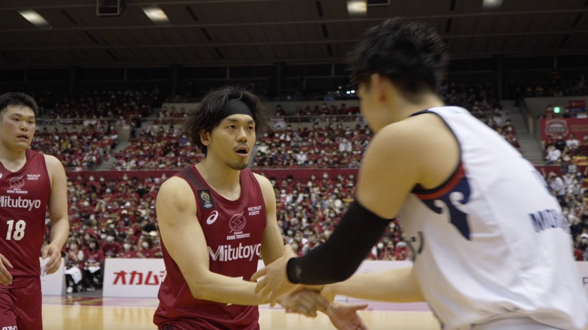 「がんばれよ！！」 試合終了後、横浜BCの選手たちに声をかける篠山竜青。 川崎の想いも背負って、横浜BCはSEMIFINALSに臨みます🔥 #FULLTHROTTLE #BEALLYOUCANBE #Bリーグ #日本生命Bリーグチャンピオンシップ