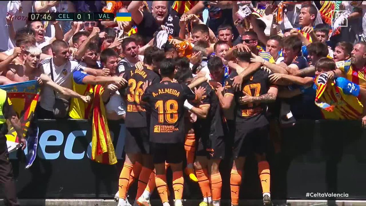 ¡LOCURA! ¡LA CELEBRACIÓN DEL GOL DEL VALENCIA LO DICE TODO! En el Valencia CF saben que el partido ante el Celta es vital y que cada punto cuenta #LaLigaEnDAZN ⚽️