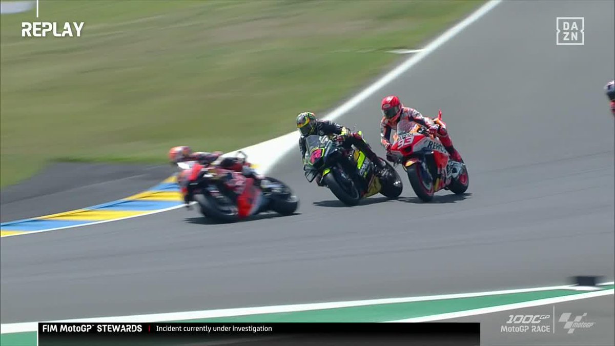 ¿Dónde ibas, Bezzecchi? 😱 Llegó pasado y 'obligó' a trazar largo a Marc Márquez #FrenchGP 🇫🇷 #MotoGP 🏁
