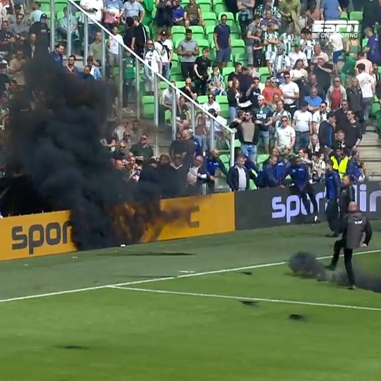 FC Groningen - Ajax is definitief gestaakt, nadat er wederom rookbommen op het veld werden gegooid. ❌ #groaja