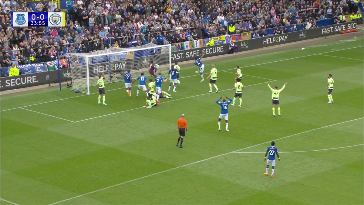 What a chance for Everton! 🔵 Mason Holgate fails to convert from close range