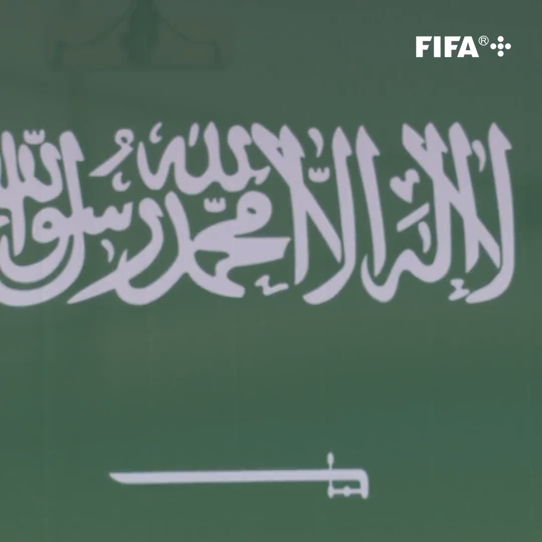 "وارفع الخفاق الأخضر، يحمل النور المسطر" 🇸🇦 واحدة من اللحظات المميزة لعزف السلام السعودي في كأس العالم FIFA 💫