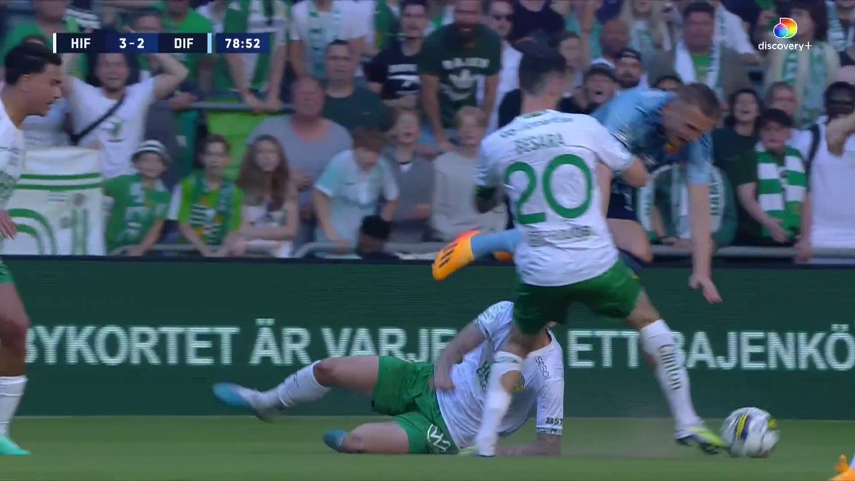 "För mig är det där ett rött kort. Ful tackling." 🟥 Alexander Axén om situationen där Fredrik Hammar tilldelades ett gult kort.