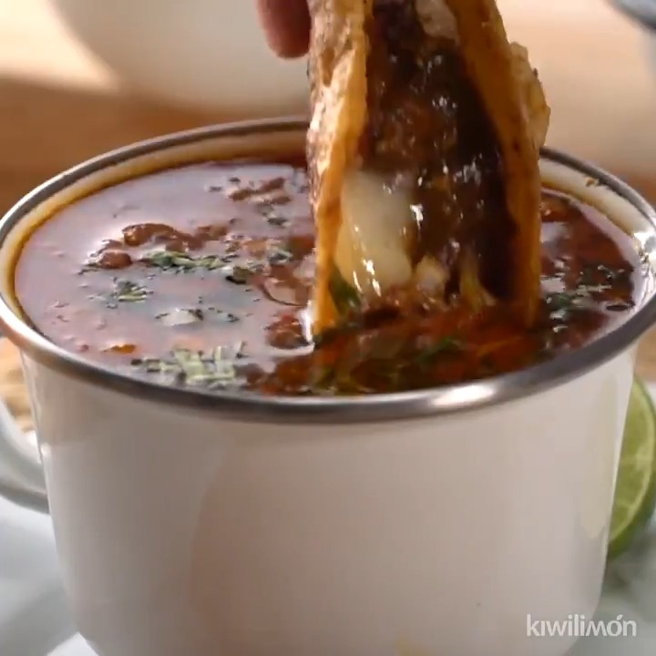 Disfruta esta receta fácil de quesabirrias, una increíble combinación del clásico platillo mexicano Receta 👉