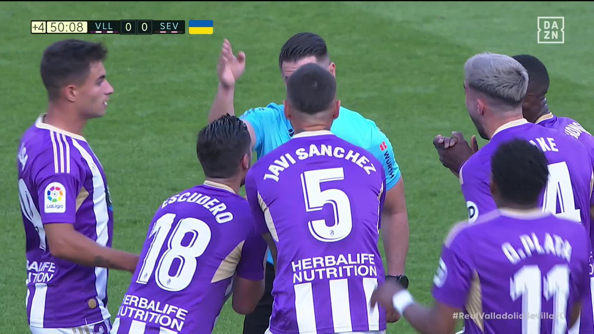 ¡ES UNA DE LAS IMÁGENES DEL AÑO! 😱😮 GOL ANULADO al Real Valladolid C.F.. El árbitro había pitado el DESCANSO antes de que el balón entrase 🔥 ¿Qué os parece? #LaLigaEnDAZN ⚽